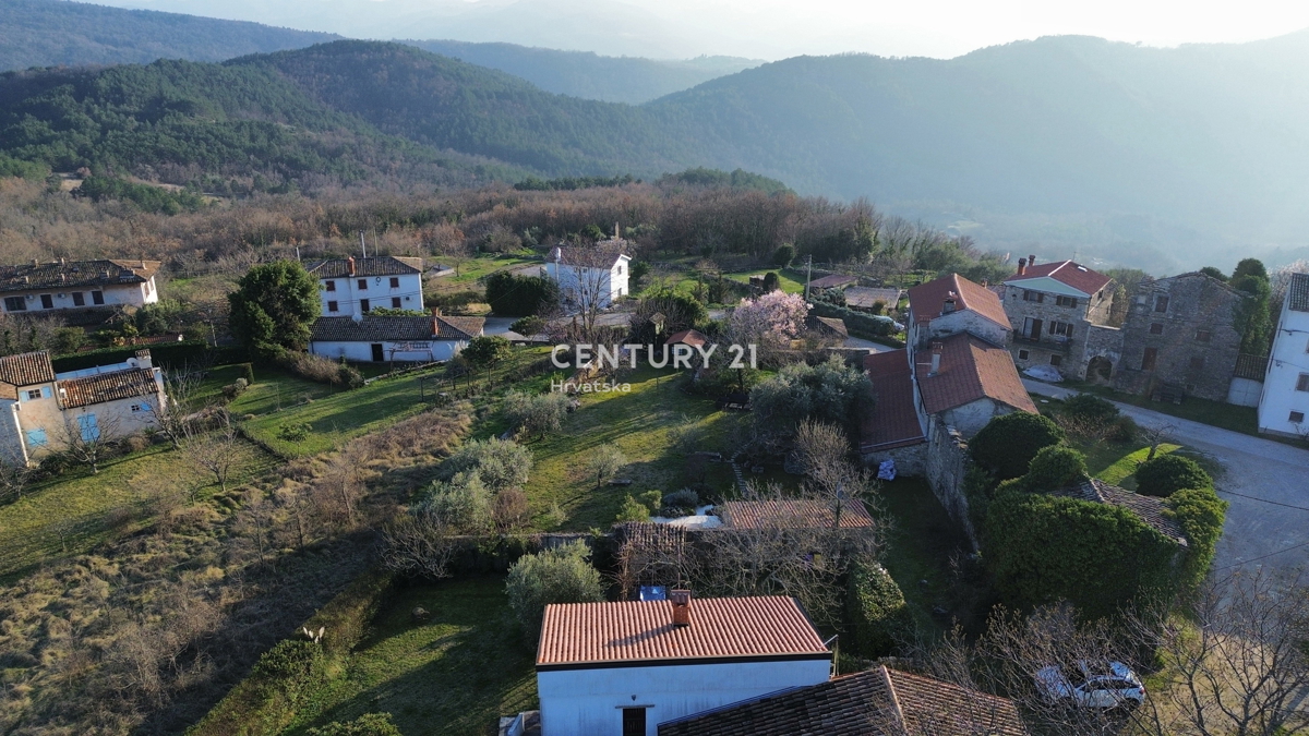 ISTRA, SOVINJAK, HIŠA z lepo vrtno površino in čudovitim razgledom