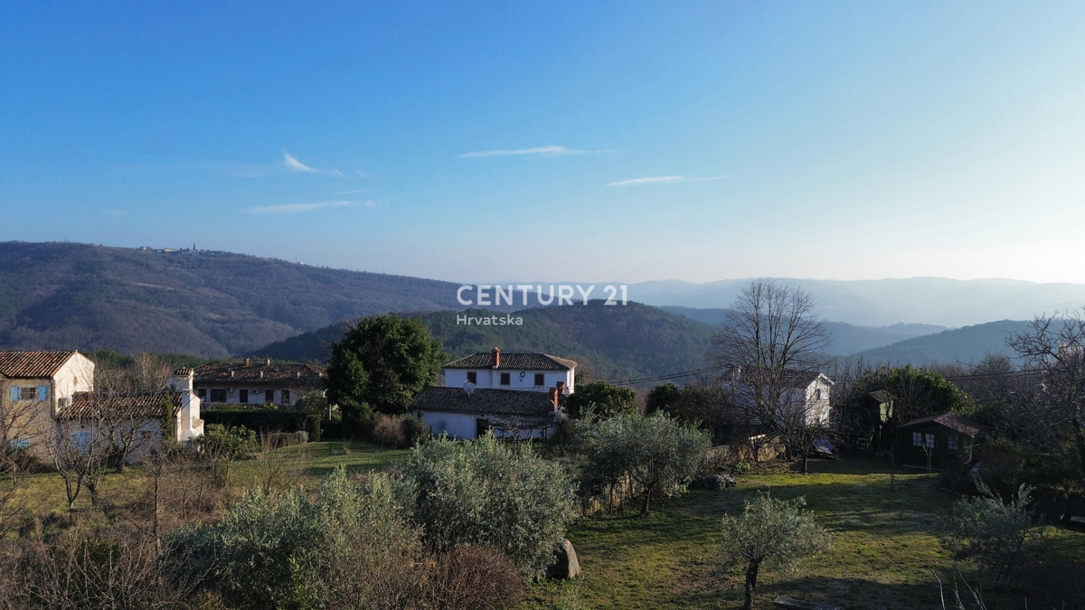ISTRA, SOVINJAK, HIŠA z lepo vrtno površino in čudovitim razgledom