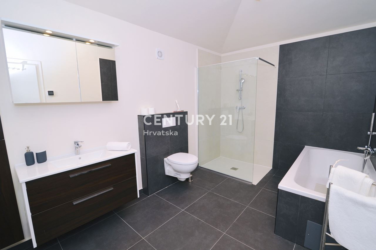 LOVRAN, DVONADSTROPNO STANOVANJE Z RAZGLEDOM NA MORJE, 100 M OD PLAŽE IN 800 M OD STAREGA DELA MESTA