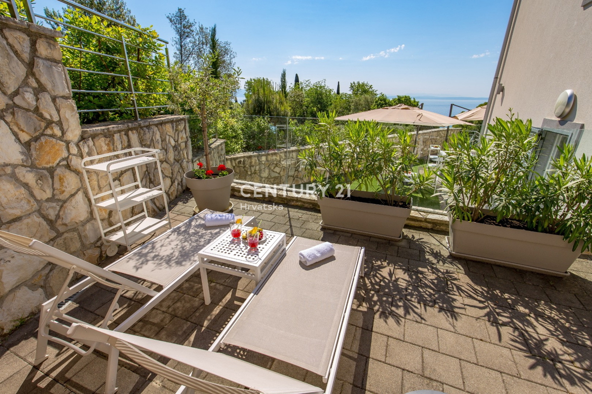 LOVRAN, DVONADSTROPNO STANOVANJE Z RAZGLEDOM NA MORJE, 100 M OD PLAŽE IN 800 M OD STAREGA DELA MESTA