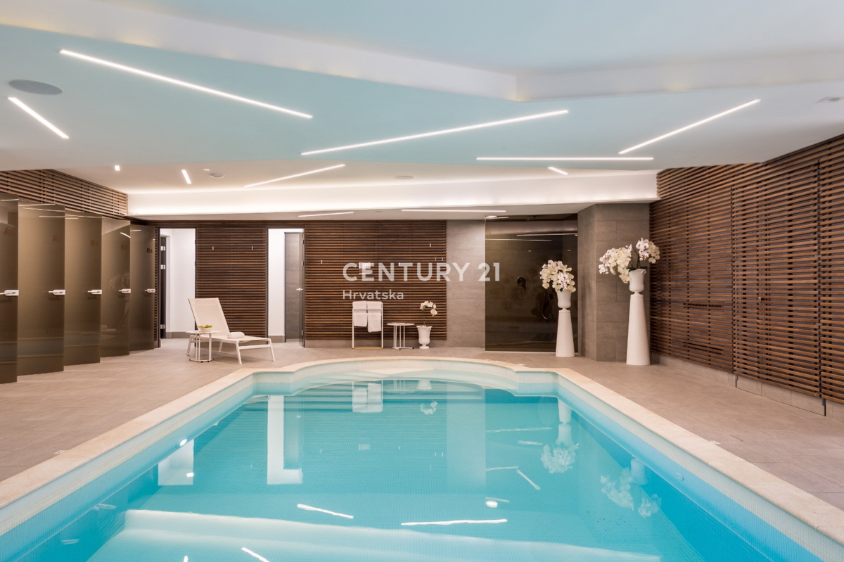 LOVRAN, DVONADSTROPNO STANOVANJE Z RAZGLEDOM NA MORJE, 100 M OD PLAŽE IN 800 M OD STAREGA DELA MESTA