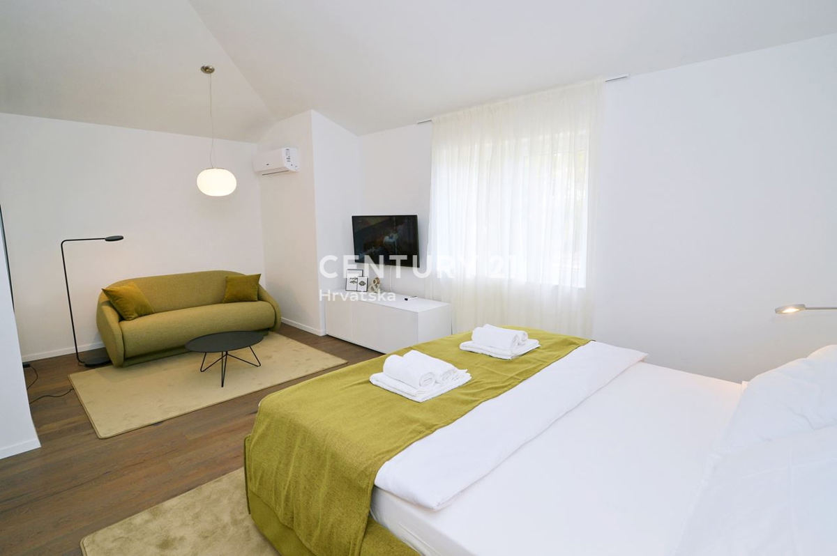 LOVRAN, DVONADSTROPNO STANOVANJE Z RAZGLEDOM NA MORJE, 100 M OD PLAŽE IN 800 M OD STAREGA DELA MESTA