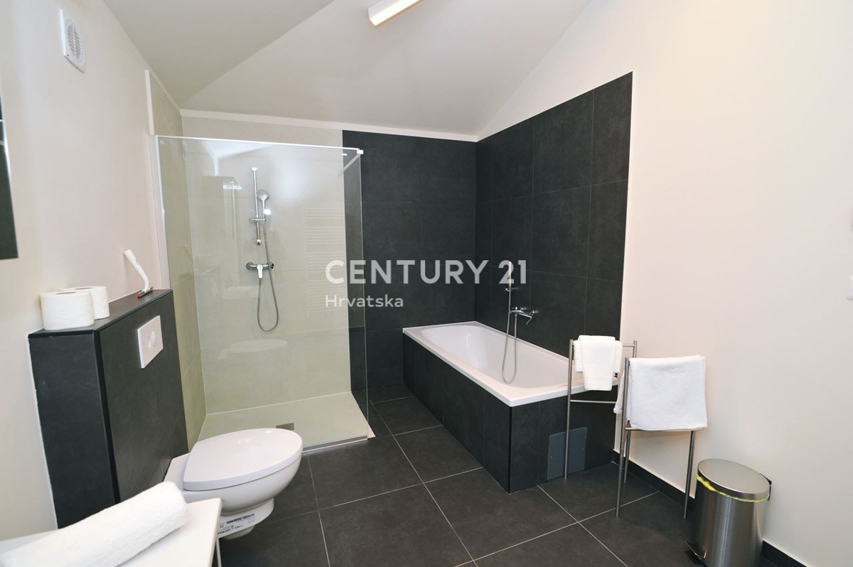 LOVRAN, DVONADSTROPNO STANOVANJE Z RAZGLEDOM NA MORJE, 100 M OD PLAŽE IN 800 M OD STAREGA DELA MESTA