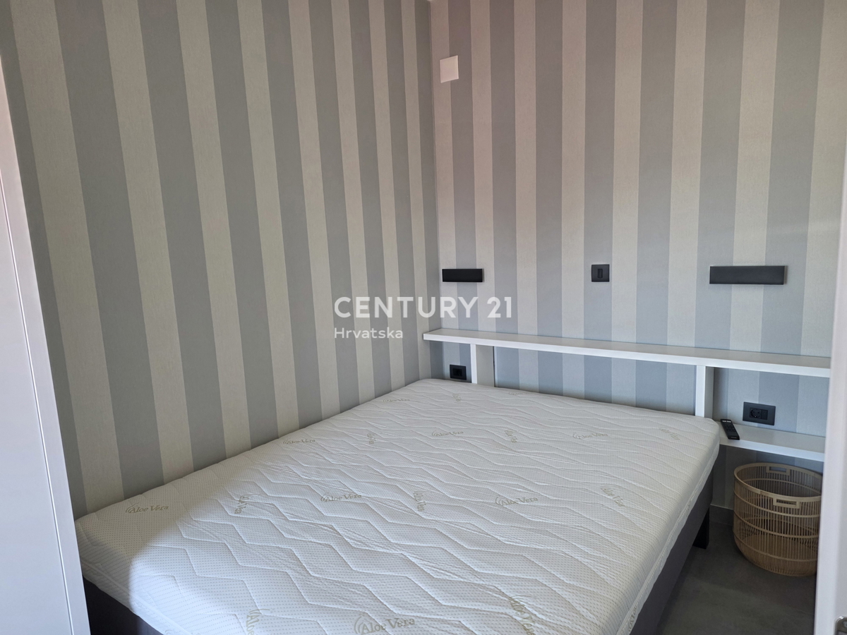 CRIKVENICA, 7 KM, STAN V PRIZEMLJU, NOVOUREJEN IN POPOLNOMA OPREMLJEN, 1 S + DB