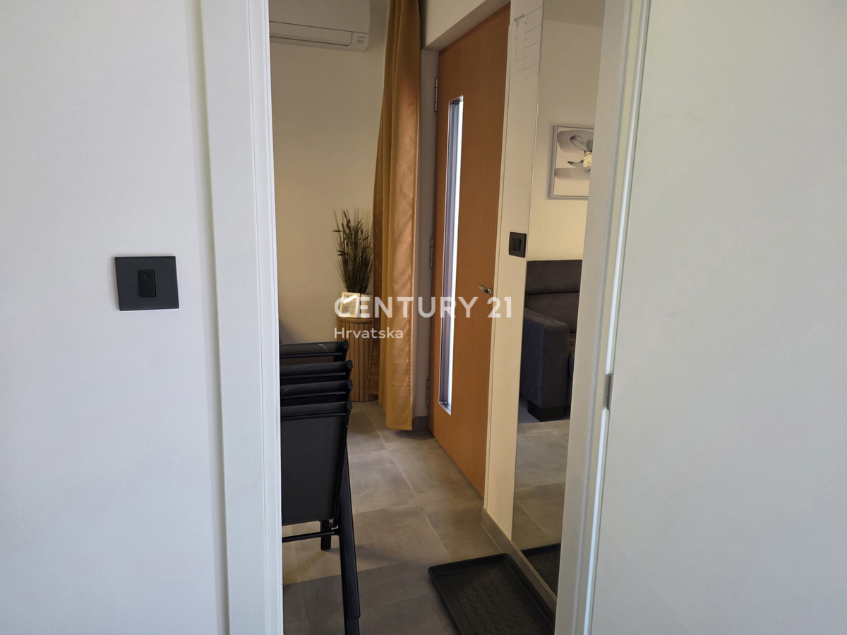 CRIKVENICA, 7 KM, STAN V PRIZEMLJU, NOVOUREJEN IN POPOLNOMA OPREMLJEN, 1 S + DB