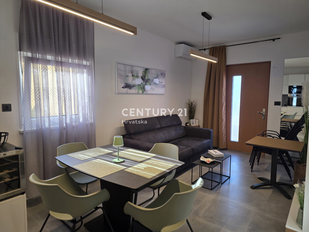 CRIKVENICA, 7 KM, STAN V PRIZEMLJU, NOVOUREJEN IN POPOLNOMA OPREMLJEN, 1 S + DB