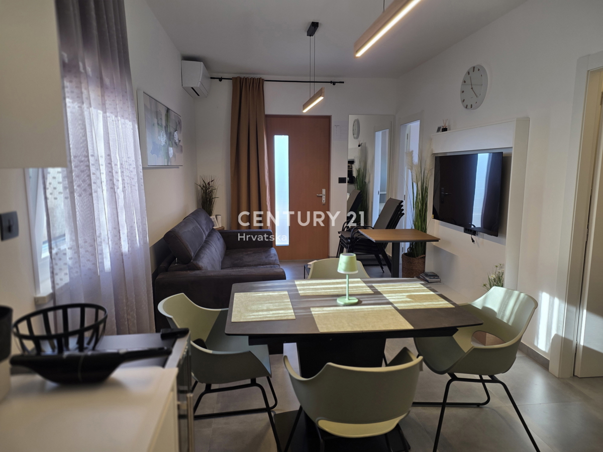 CRIKVENICA, 7 KM, STAN V PRIZEMLJU, NOVOUREJEN IN POPOLNOMA OPREMLJEN, 1 S + DB