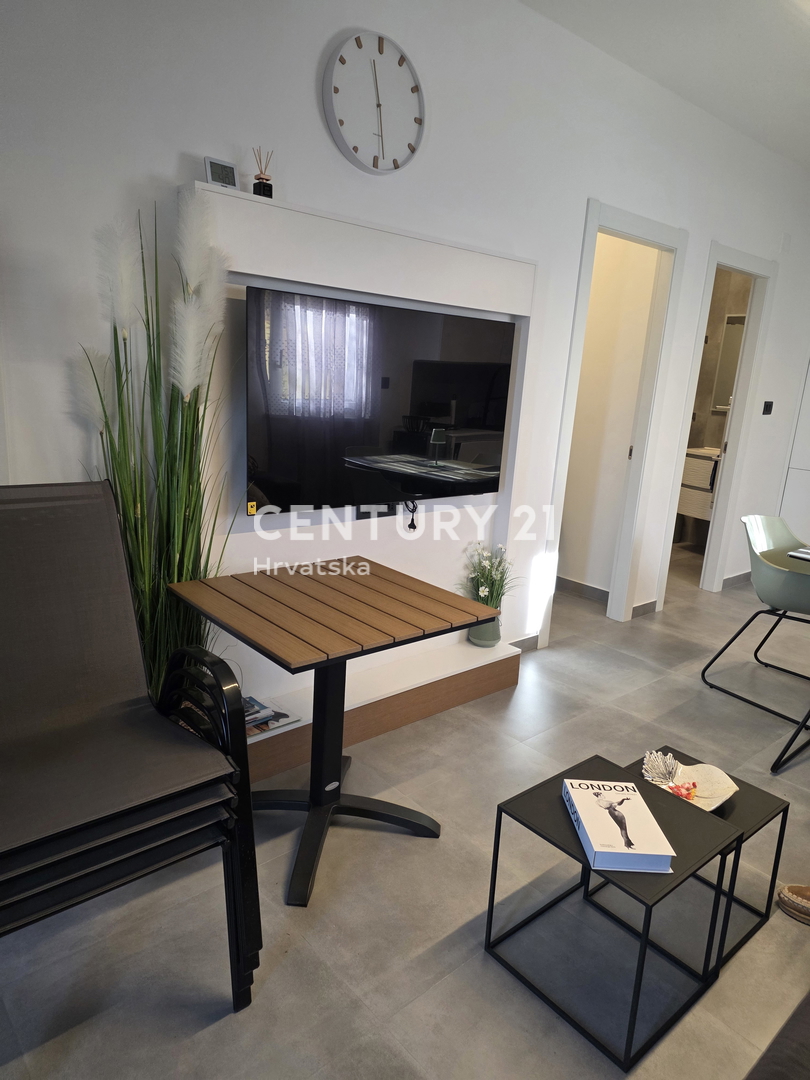 CRIKVENICA, 7 KM, STAN V PRIZEMLJU, NOVOUREJEN IN POPOLNOMA OPREMLJEN, 1 S + DB