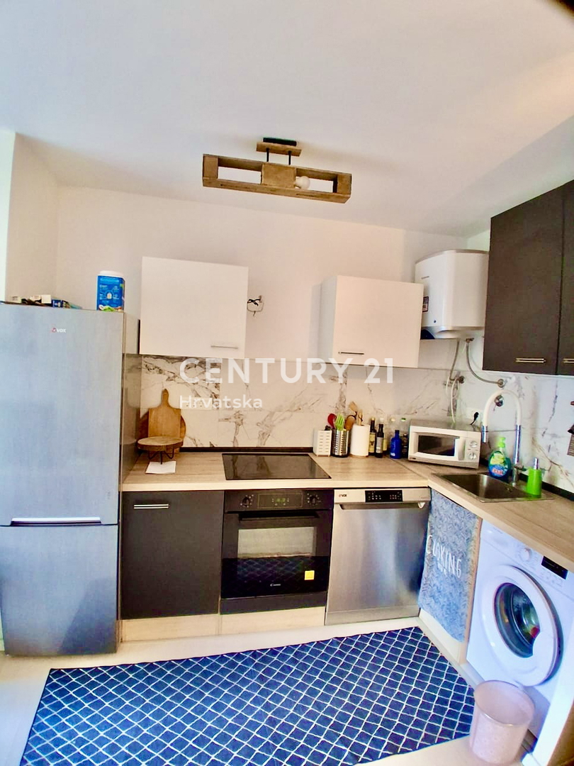 POREČ, ČERVAR PORAT, ODLIČNO ENOSOBNO STANOVANJE SAMO 100 METROV OD MORJA