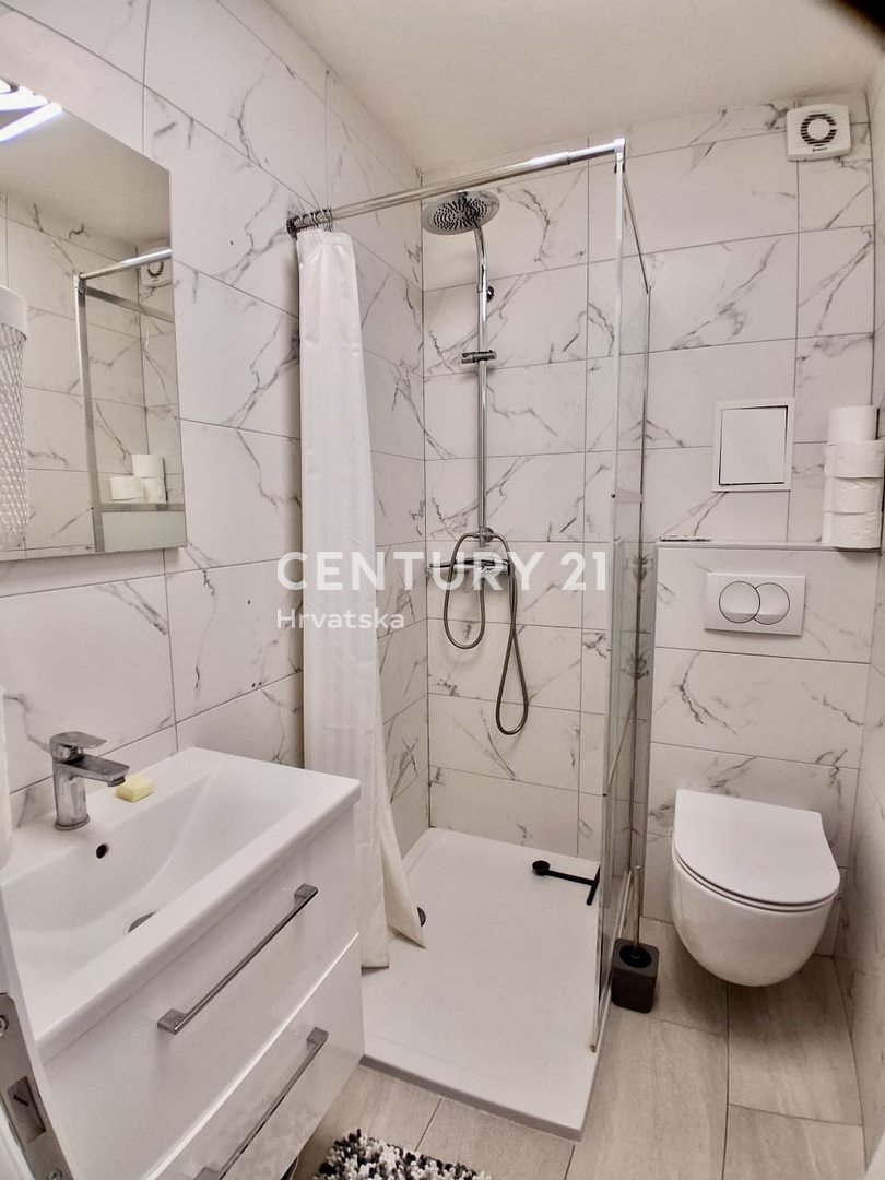 POREČ, ČERVAR PORAT, ODLIČNO ENOSOBNO STANOVANJE SAMO 100 METROV OD MORJA