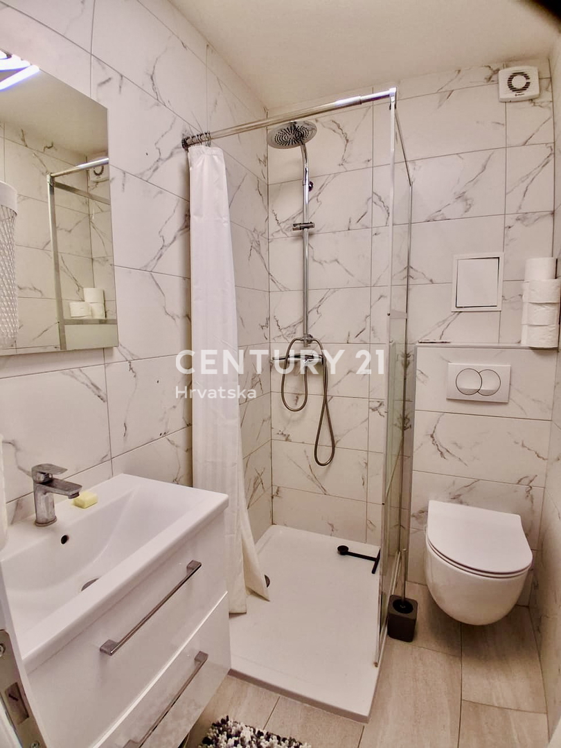 POREČ, ČERVAR PORAT, ODLIČNO ENOSOBNO STANOVANJE SAMO 100 METROV OD MORJA