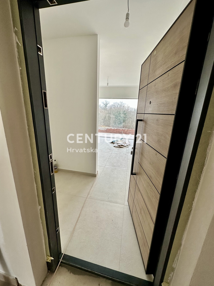 ŽMINJ, stanovanje v pritličju z dvema spalnicama