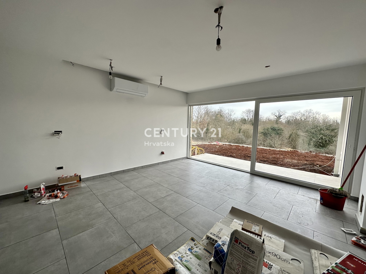 ŽMINJ, stanovanje v pritličju z dvema spalnicama