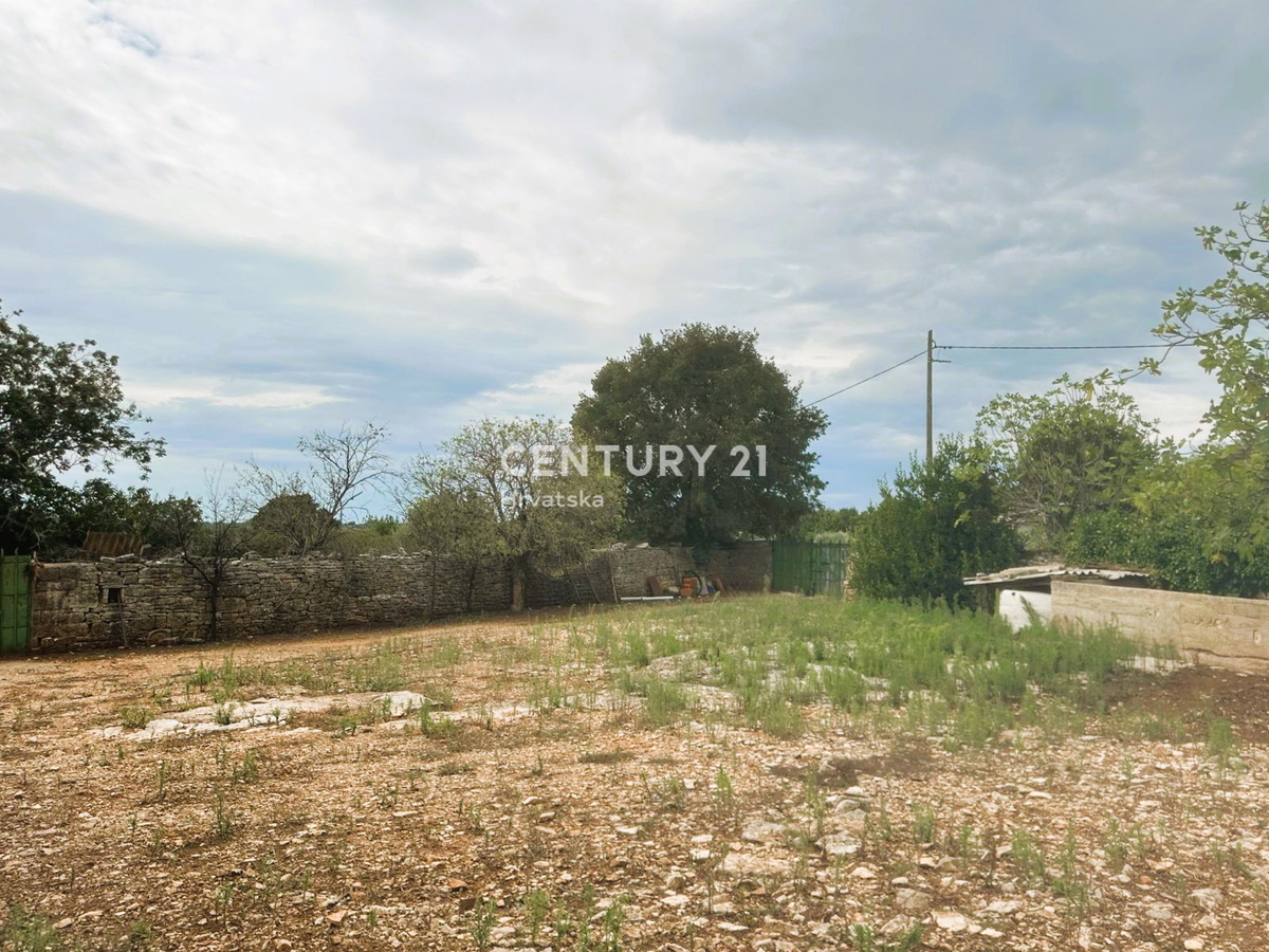 SVETVINČENAT, PRODAJA KAMNITE HIŠE z lepo urejenim vrtom