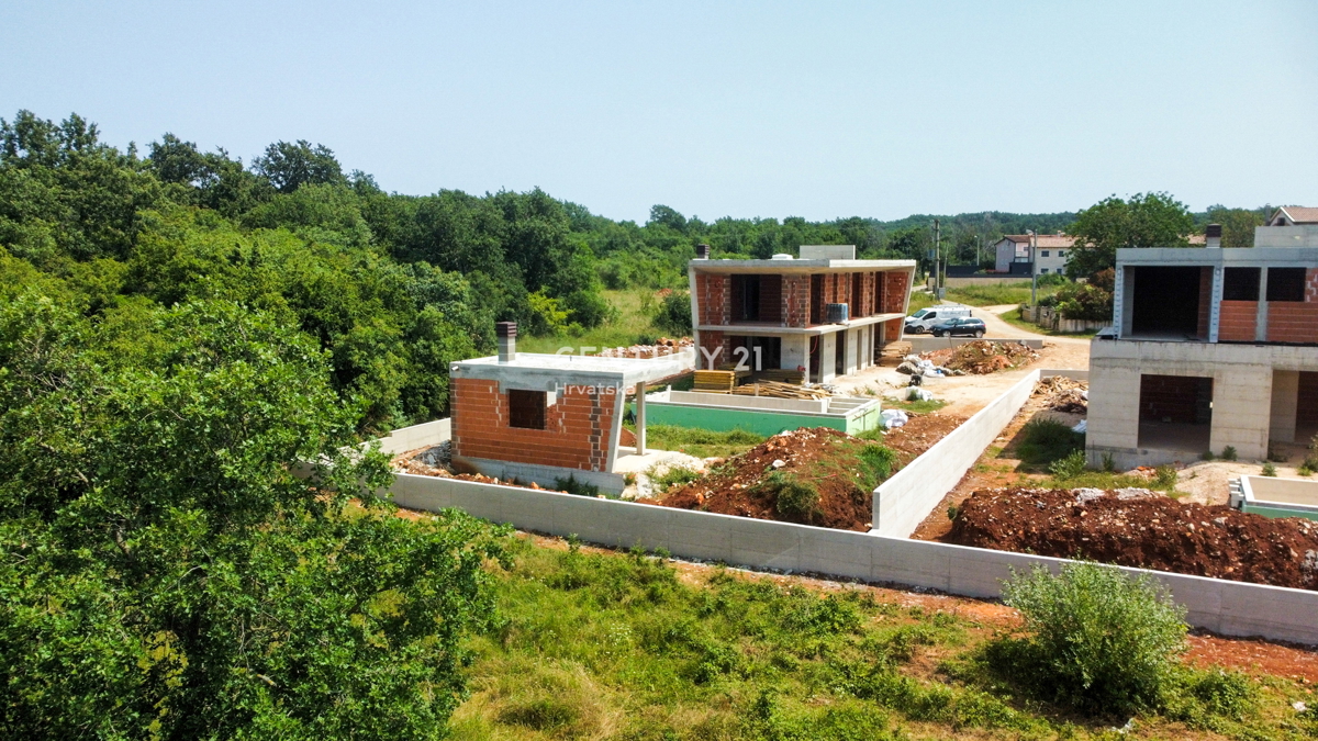 POREČ, 8 KM, MODERNA NOVOGRADNJA OBKROŽENA S PRIRODO