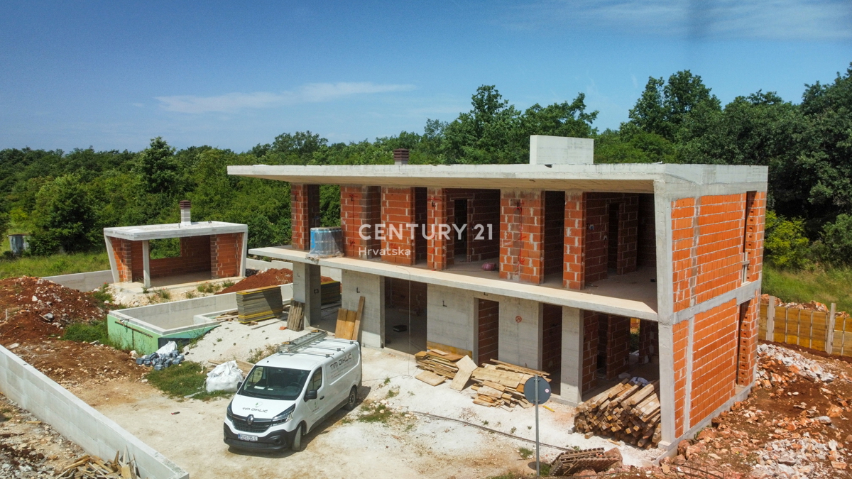 POREČ, 8 KM, MODERNA NOVOGRADNJA OBKROŽENA S PRIRODO