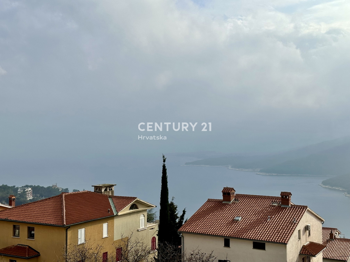 Stanovanje z dvema terasama in odprtim pogledom na morje, Labin, Rabac