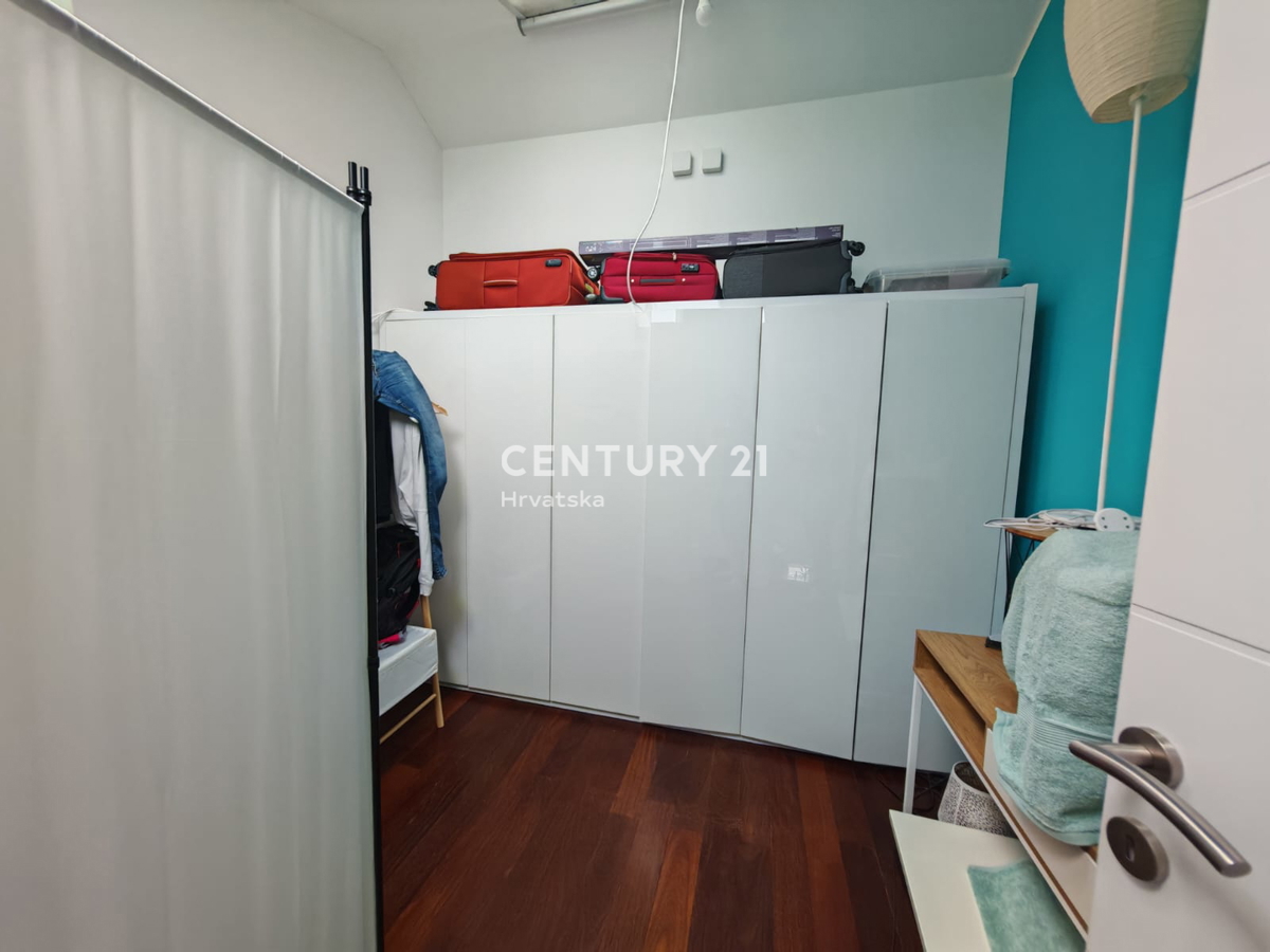 ROVINJ, PRODAJA DVOETAŽNEGA STANOVANJA