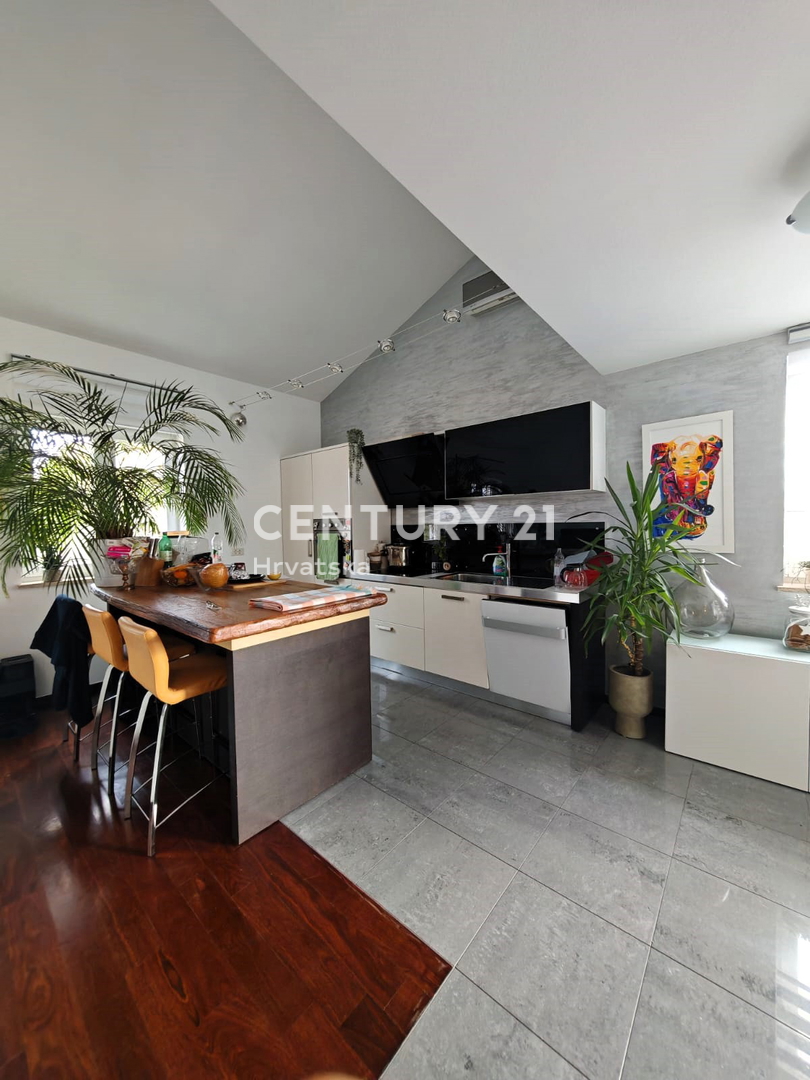 ROVINJ, PRODAJA DVOETAŽNEGA STANOVANJA