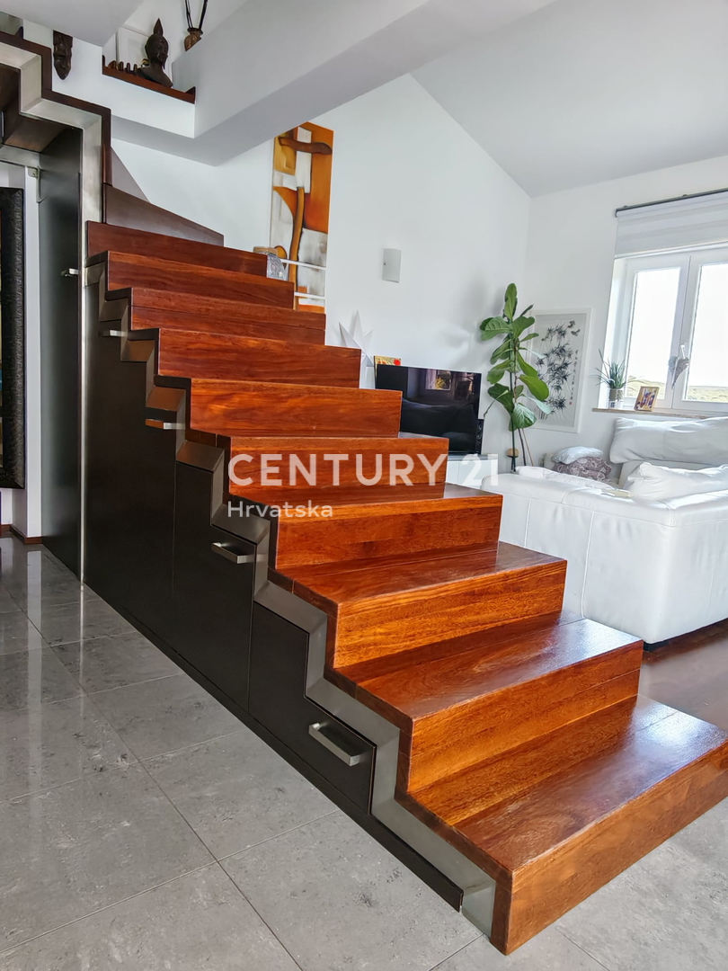 ROVINJ, PRODAJA DVOETAŽNEGA STANOVANJA