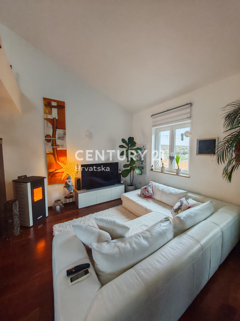 ROVINJ, PRODAJA DVOETAŽNEGA STANOVANJA