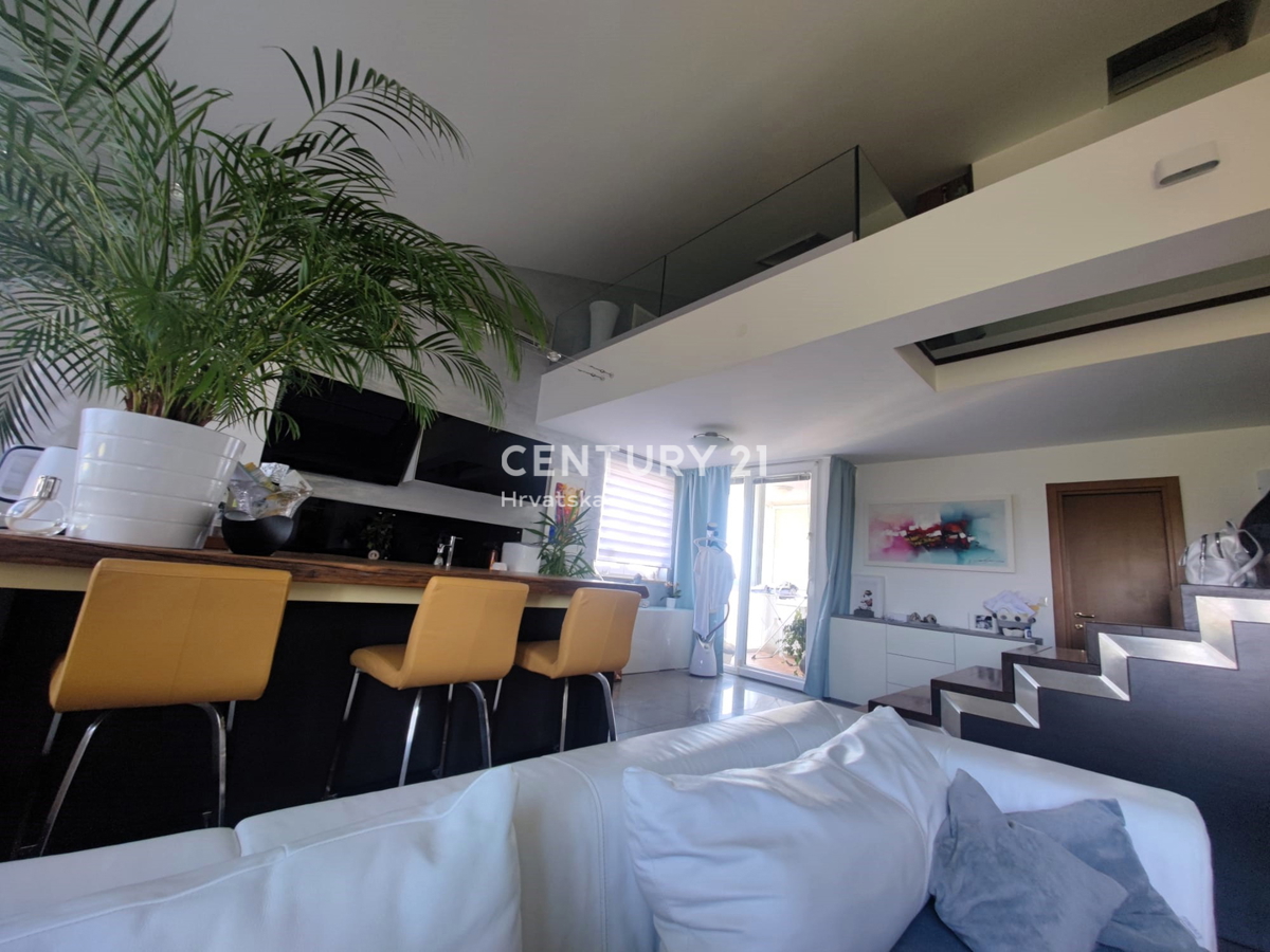 ROVINJ, PRODAJA DVOETAŽNEGA STANOVANJA