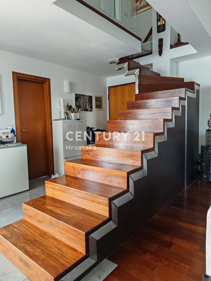 ROVINJ, PRODAJA DVOETAŽNEGA STANOVANJA