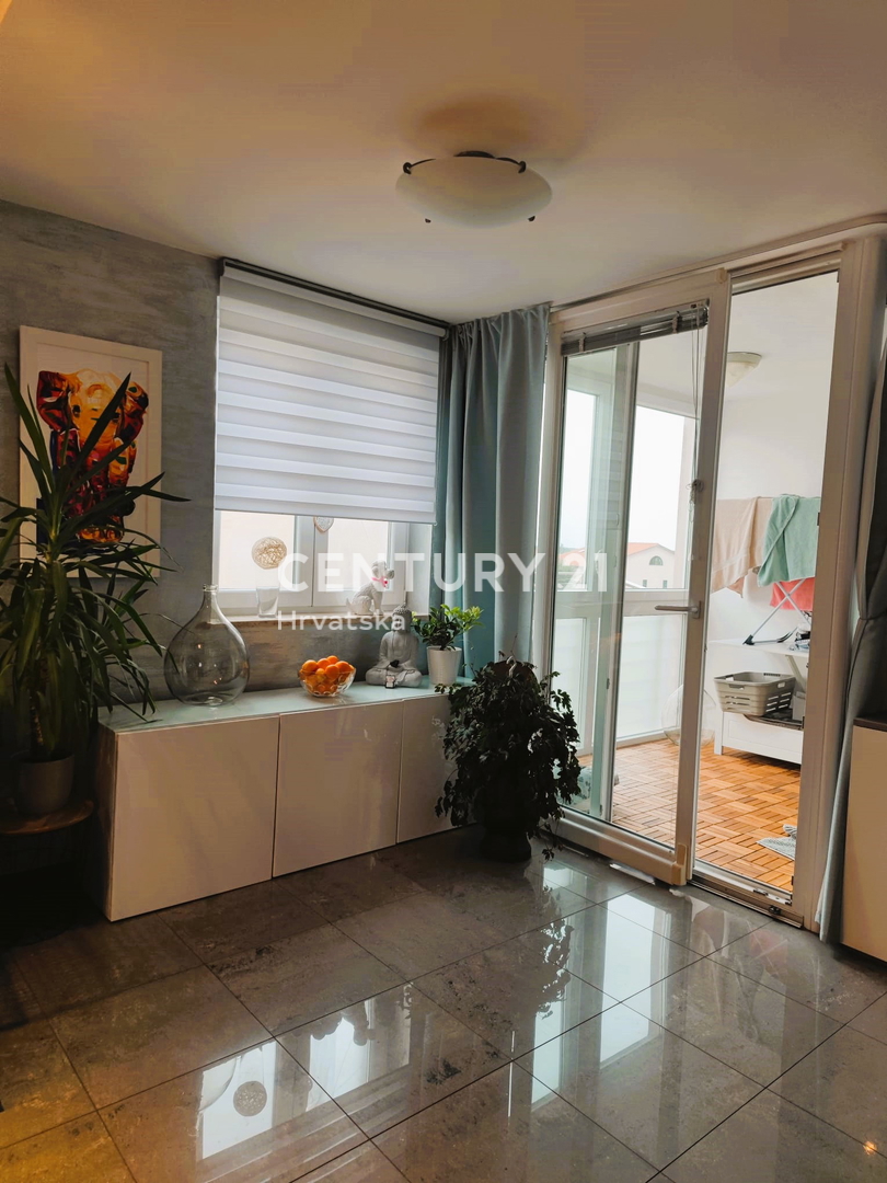 ROVINJ, PRODAJA DVOETAŽNEGA STANOVANJA