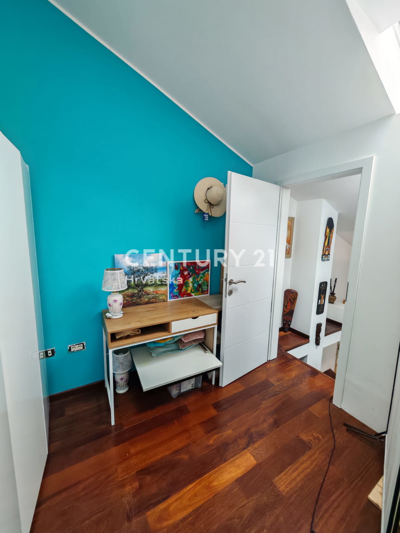 ROVINJ, PRODAJA DVOETAŽNEGA STANOVANJA