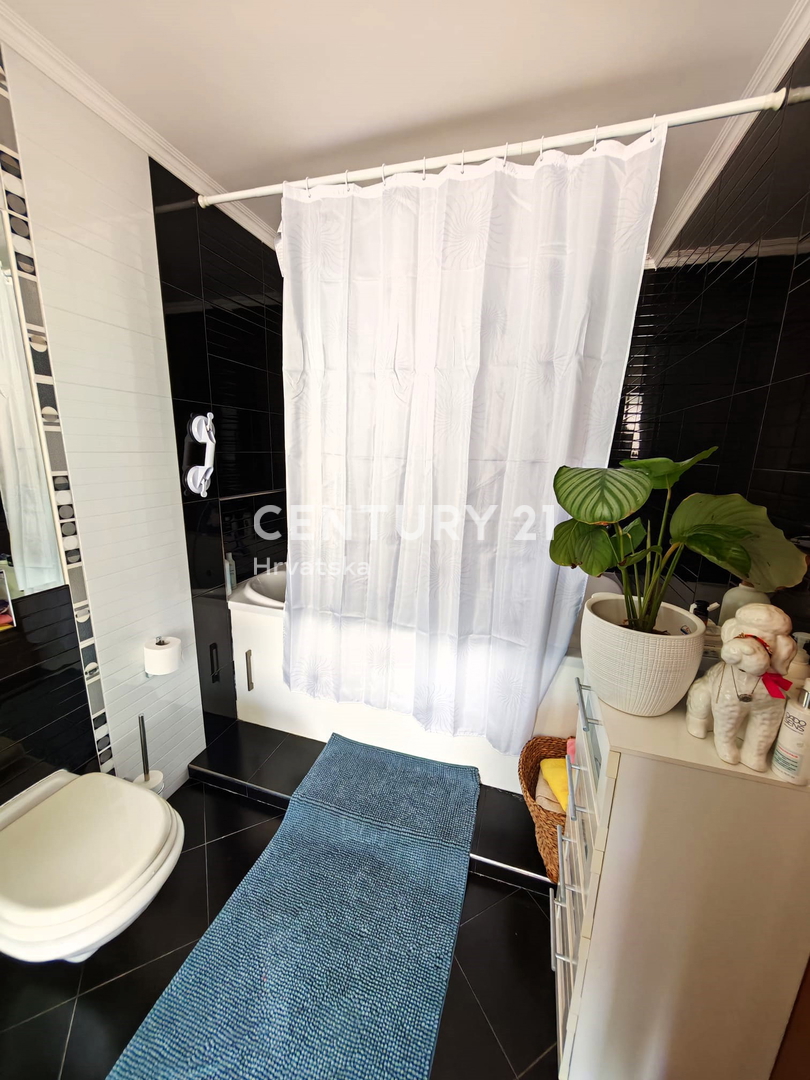 ROVINJ, PRODAJA DVOETAŽNEGA STANOVANJA