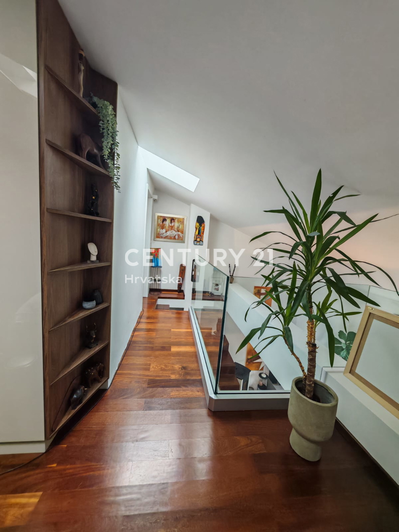 ROVINJ, PRODAJA DVOETAŽNEGA STANOVANJA