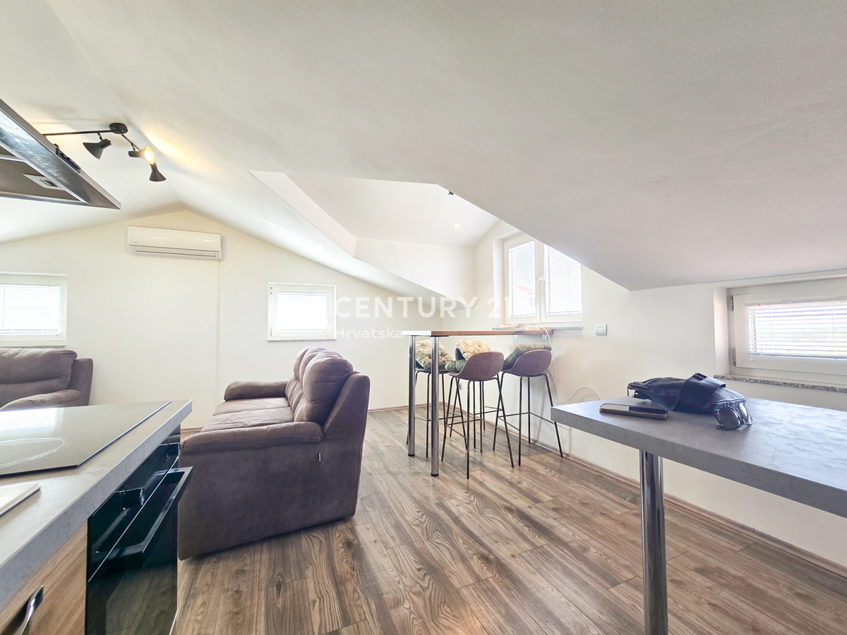 VABRIGA, PRODAJA STANOVANJA V DRUGEM NADSTROPJU Z GARAŽO IN KLETJO