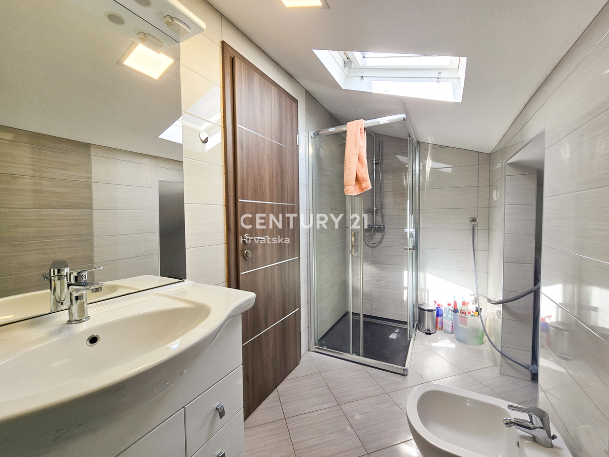 VABRIGA, PRODAJA STANOVANJA V DRUGEM NADSTROPJU Z GARAŽO IN KLETJO