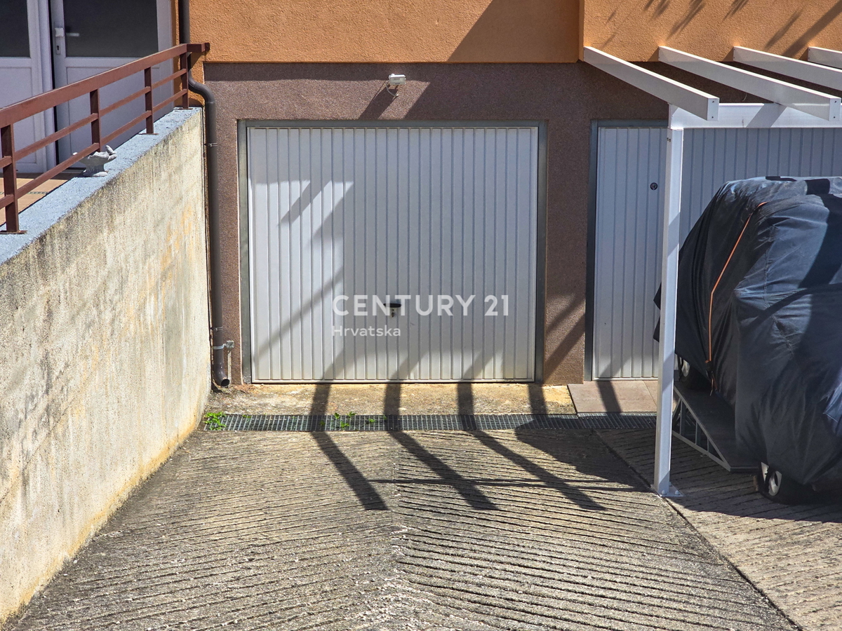 VABRIGA, PRODAJA STANOVANJA V DRUGEM NADSTROPJU Z GARAŽO IN KLETJO