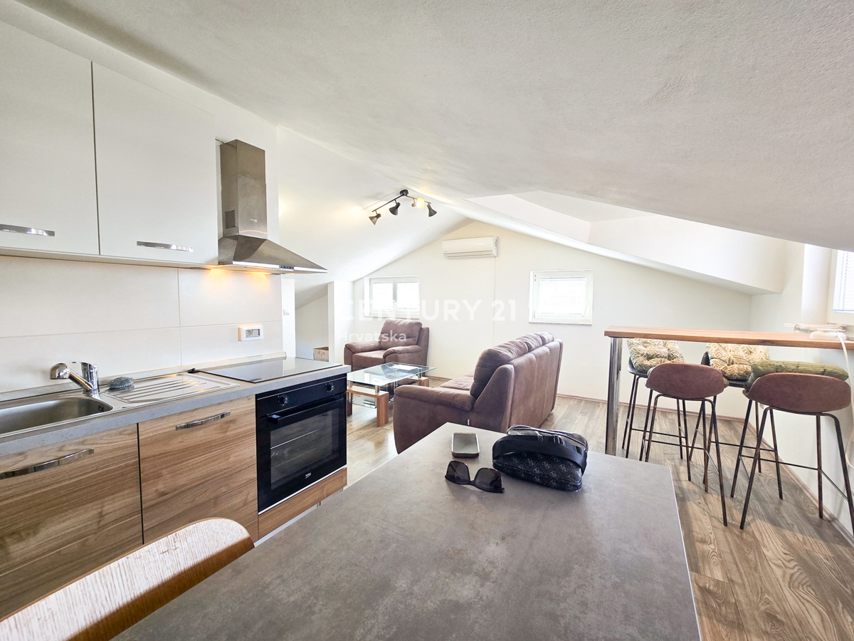 VABRIGA, PRODAJA STANOVANJA V DRUGEM NADSTROPJU Z GARAŽO IN KLETJO