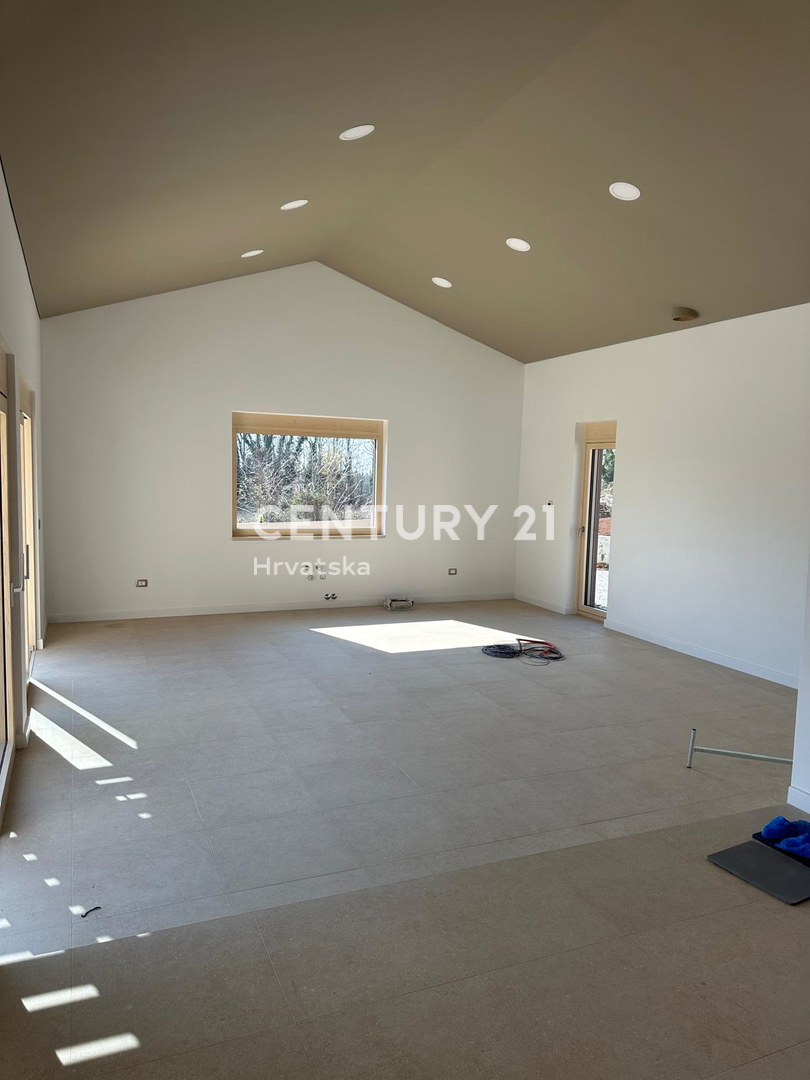 BADERNA, PRODAJA ČUDOVITE NOVE PRIZEMLJE S BAZENOM IN POGLEDOM NA NARAVO