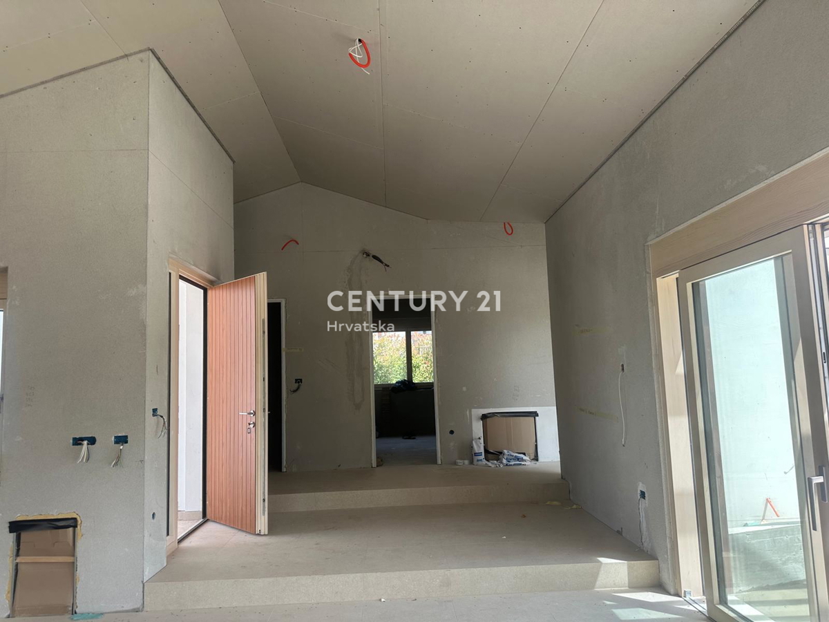 BADERNA, PRODAJA ČUDOVITE NOVE PRIZEMLJE S BAZENOM IN POGLEDOM NA NARAVO