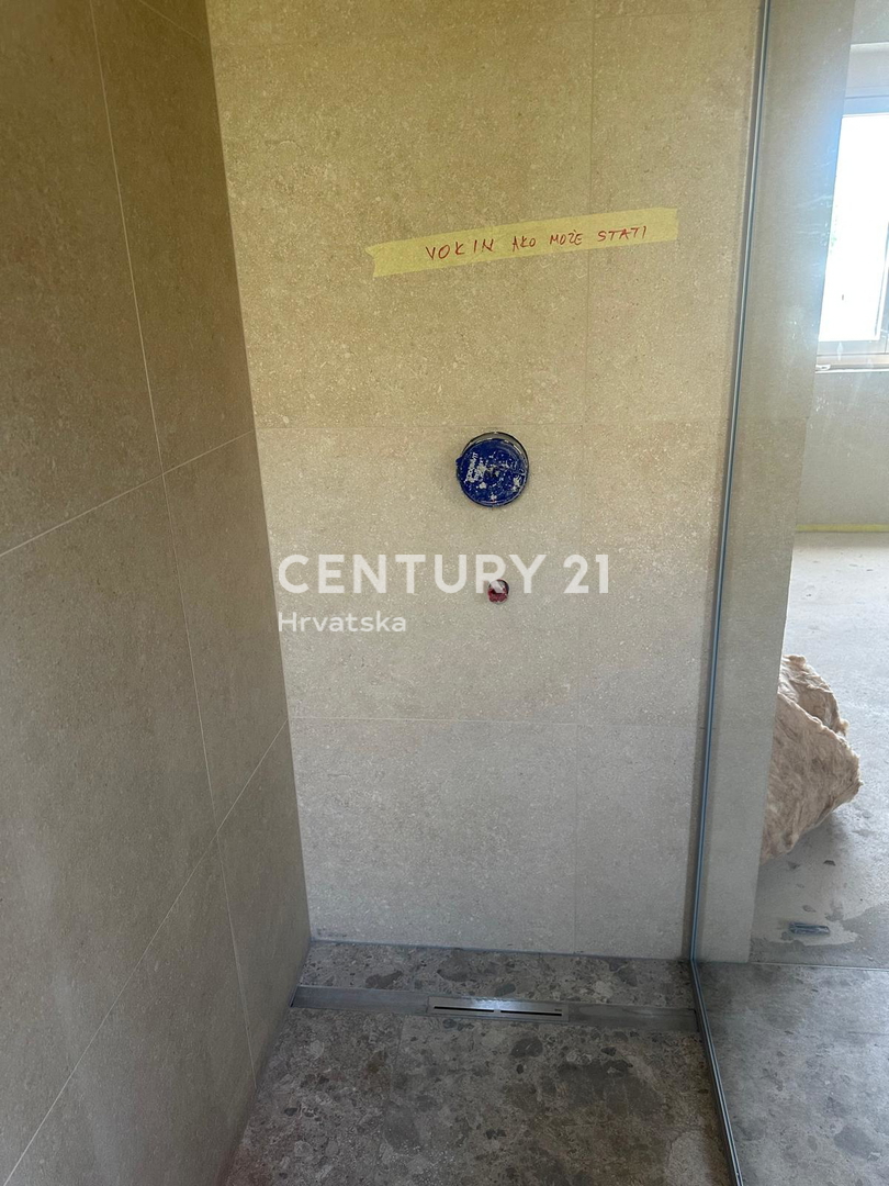 BADERNA, PRODAJA ČUDOVITE NOVE PRIZEMLJE S BAZENOM IN POGLEDOM NA NARAVO