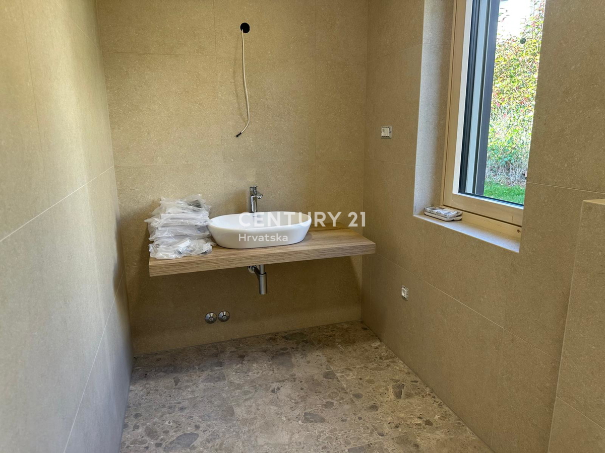 BADERNA, PRODAJA ČUDOVITE NOVE PRIZEMLJE S BAZENOM IN POGLEDOM NA NARAVO