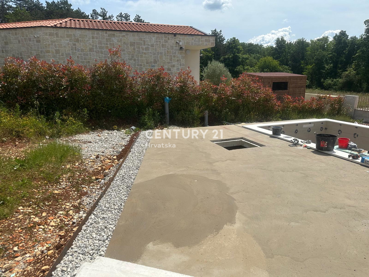 BADERNA, PRODAJA ČUDOVITE NOVE PRIZEMLJE S BAZENOM IN POGLEDOM NA NARAVO