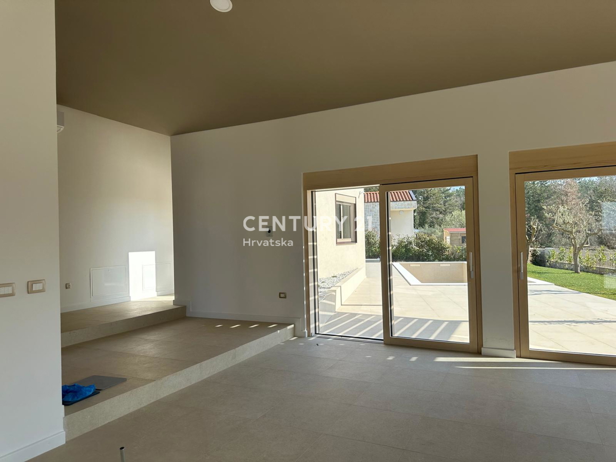 BADERNA, PRODAJA ČUDOVITE NOVE PRIZEMLJE S BAZENOM IN POGLEDOM NA NARAVO