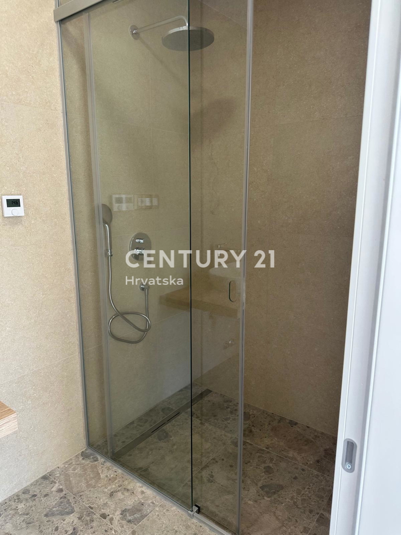 BADERNA, PRODAJA ČUDOVITE NOVE PRIZEMLJE S BAZENOM IN POGLEDOM NA NARAVO