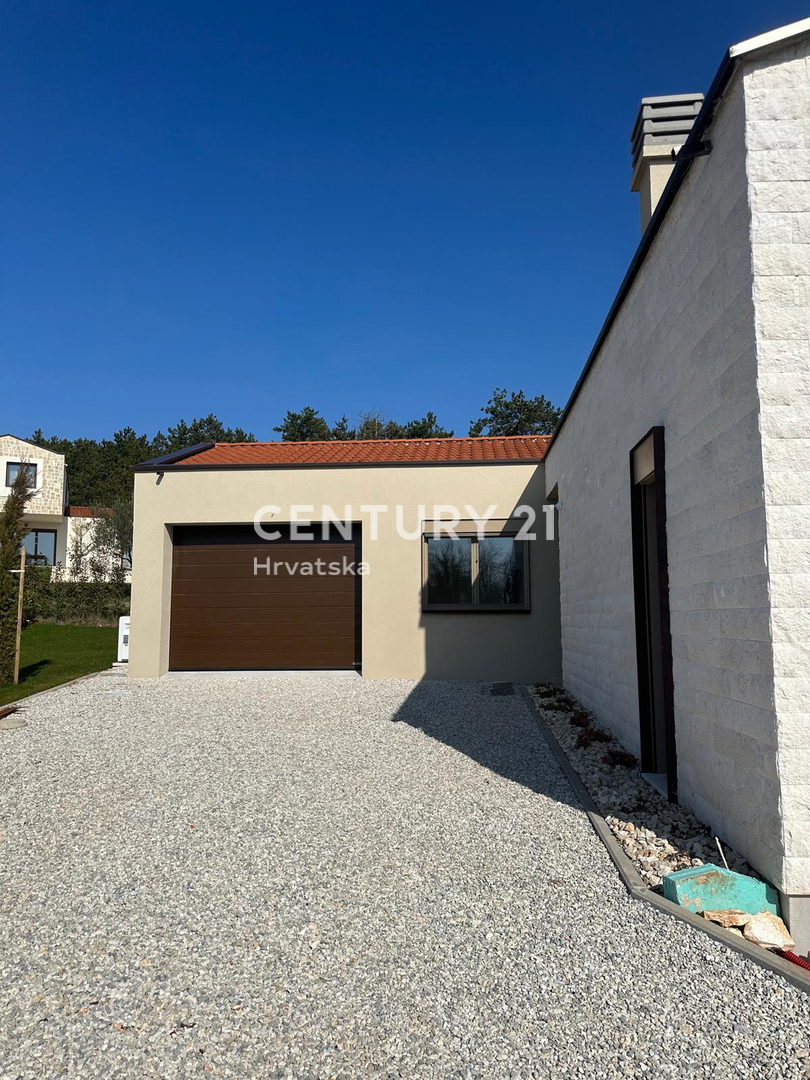 BADERNA, PRODAJA ČUDOVITE NOVE PRIZEMLJE S BAZENOM IN POGLEDOM NA NARAVO