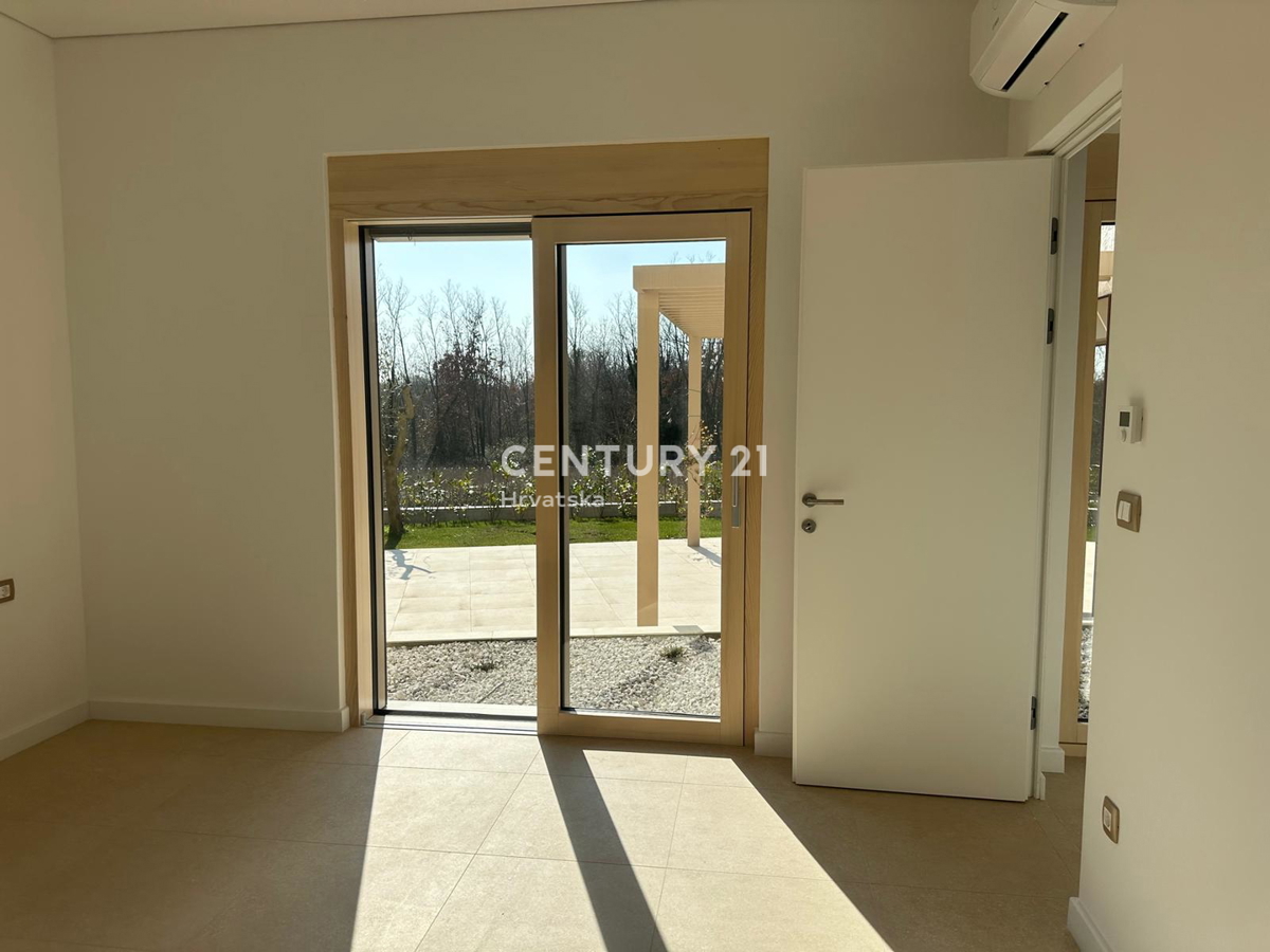 BADERNA, PRODAJA ČUDOVITE NOVE PRIZEMLJE S BAZENOM IN POGLEDOM NA NARAVO