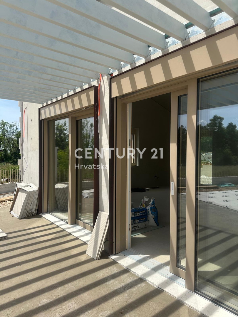 BADERNA, PRODAJA ČUDOVITE NOVE PRIZEMLJE S BAZENOM IN POGLEDOM NA NARAVO