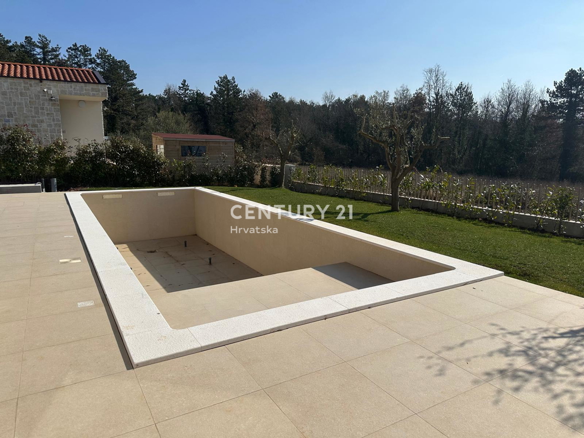 BADERNA, PRODAJA ČUDOVITE NOVE PRIZEMLJE S BAZENOM IN POGLEDOM NA NARAVO