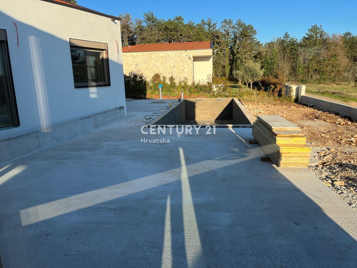 BADERNA, PRODAJA ČUDOVITE NOVE PRIZEMLJE S BAZENOM IN POGLEDOM NA NARAVO