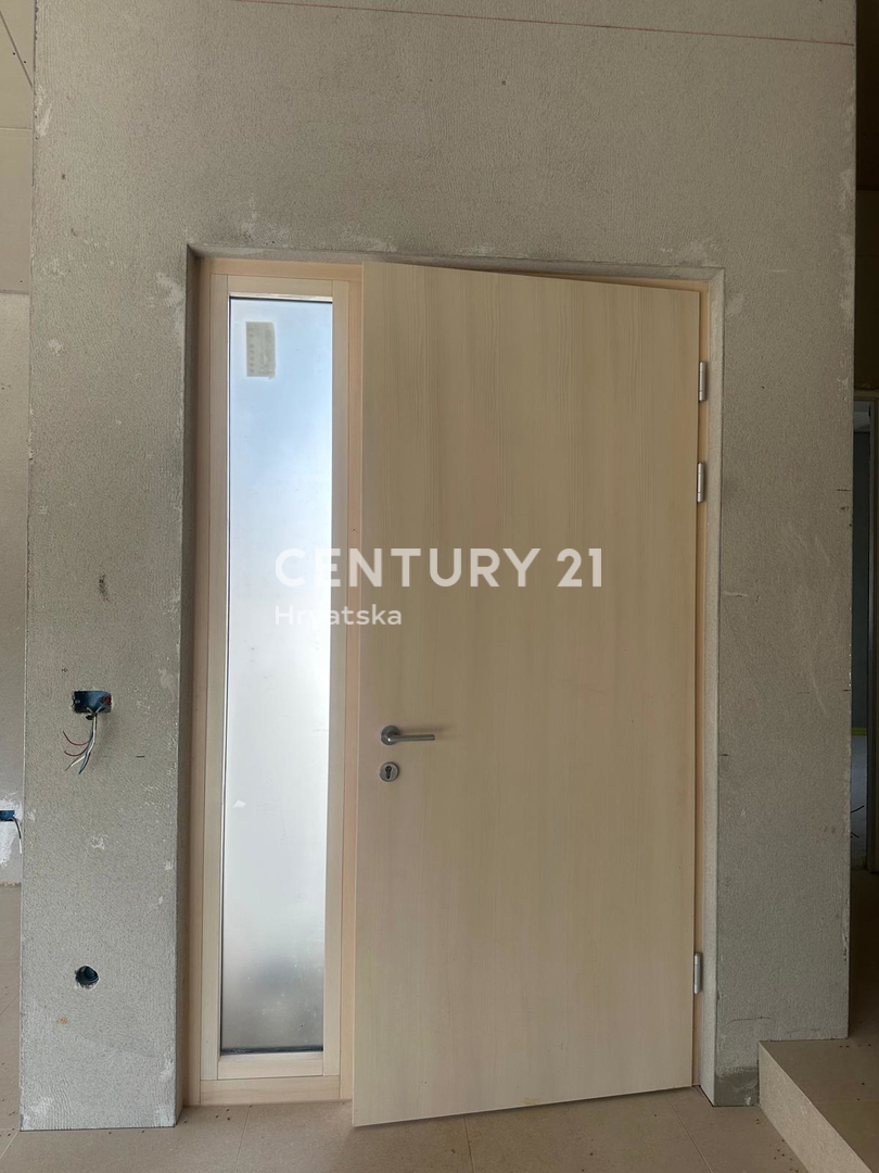 BADERNA, PRODAJA ČUDOVITE NOVE PRIZEMLJE S BAZENOM IN POGLEDOM NA NARAVO