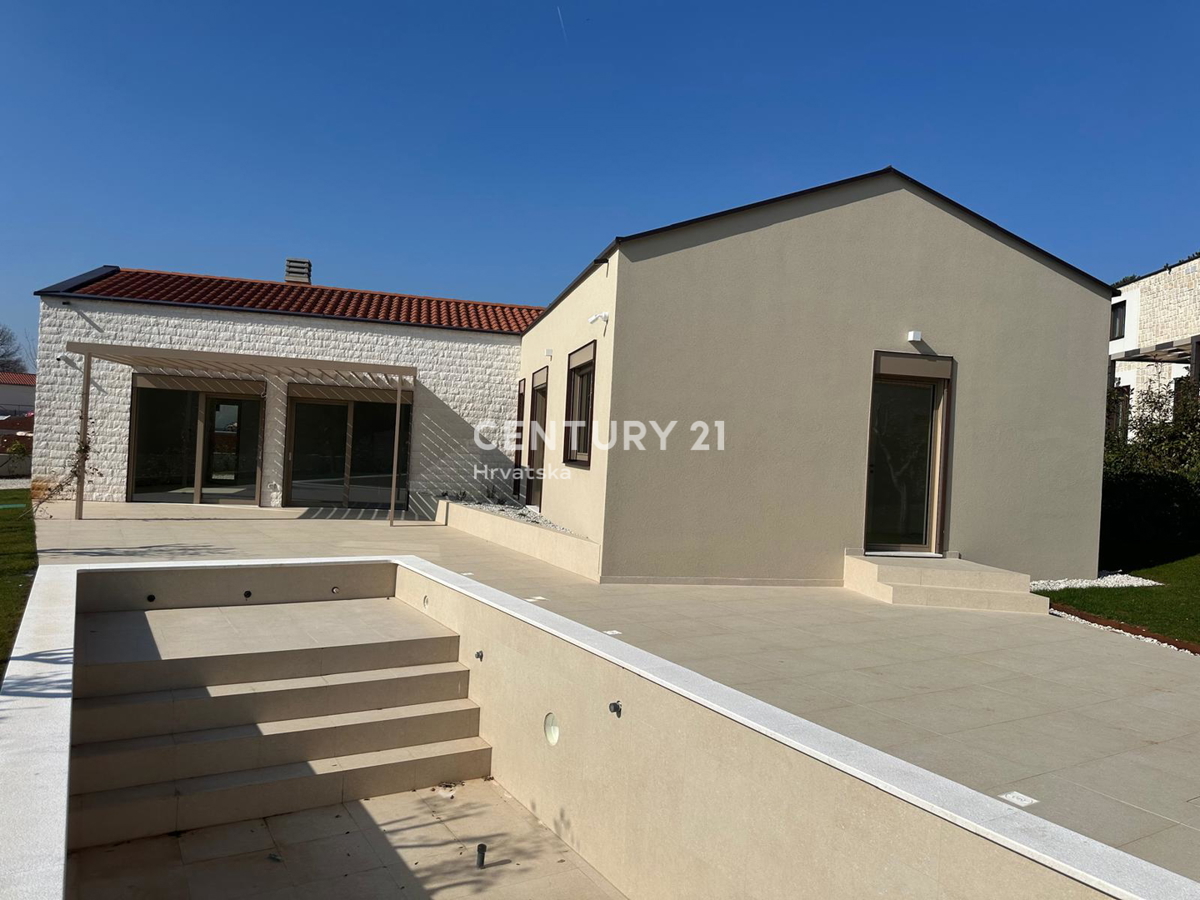 BADERNA, PRODAJA ČUDOVITE NOVE PRIZEMLJE S BAZENOM IN POGLEDOM NA NARAVO