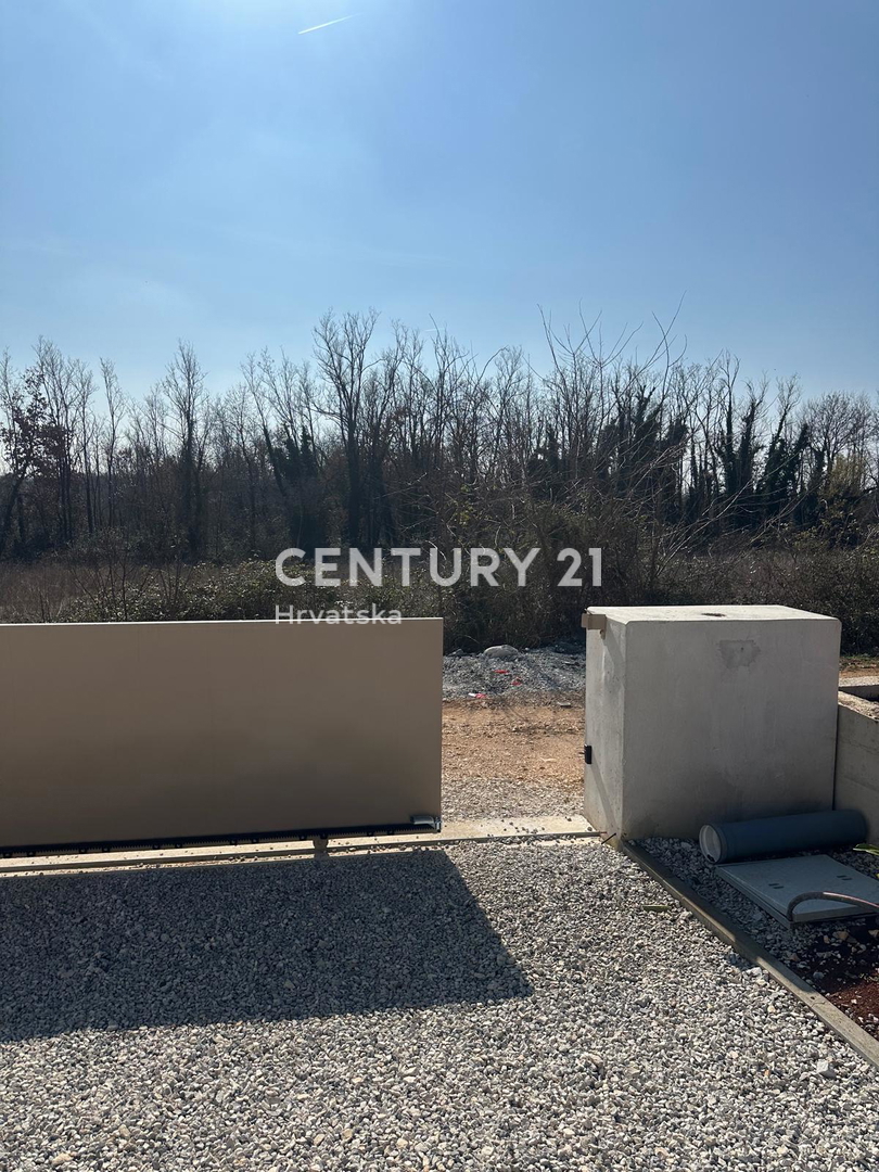 BADERNA, PRODAJA ČUDOVITE NOVE PRIZEMLJE S BAZENOM IN POGLEDOM NA NARAVO